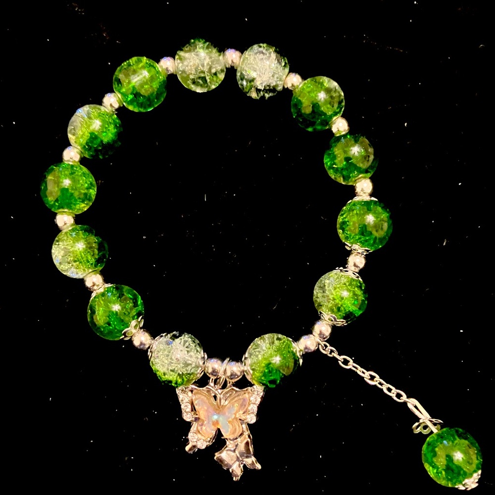 Green and silver beaded bracelet with a butterfly charm #cottagecore
18cm/7.08in